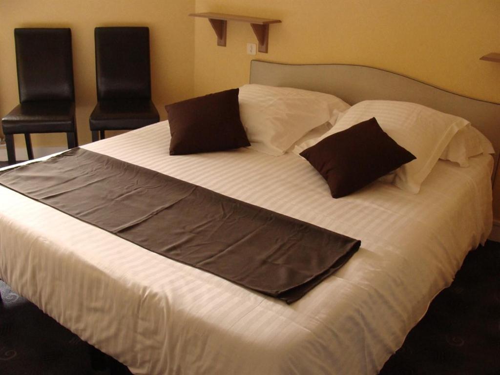 Hôtel Le Flaubert Fougères Zimmer foto